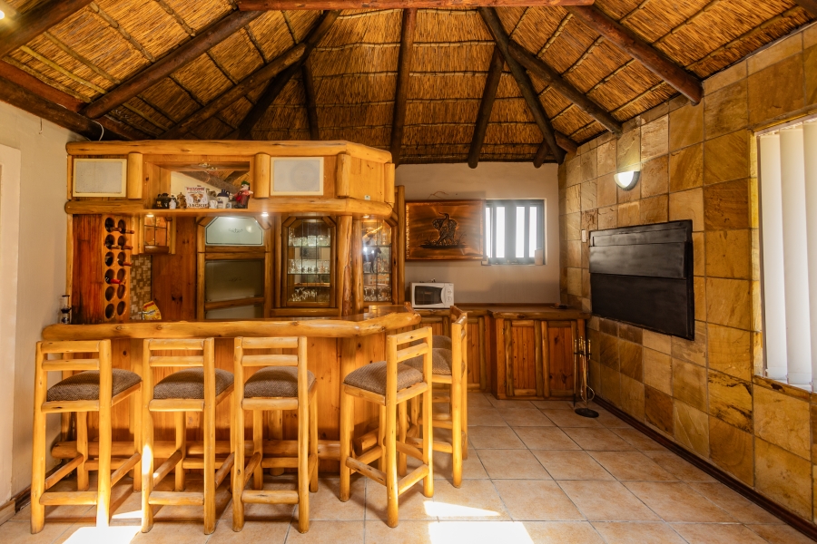 6 Bedroom Property for Sale in Uitzicht Western Cape